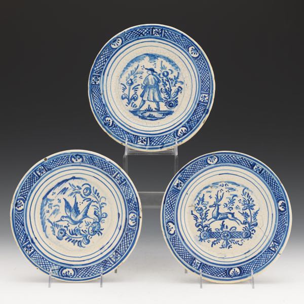 SET OF THREE BLUE AND WHITE PORCELAIN