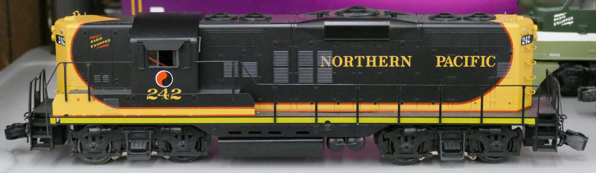 Red Caboose GP-9 Northern Pacific