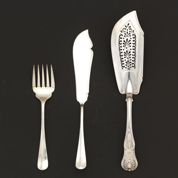 THREE ENGLISH STERLING SILVER SERVING 2af9fd