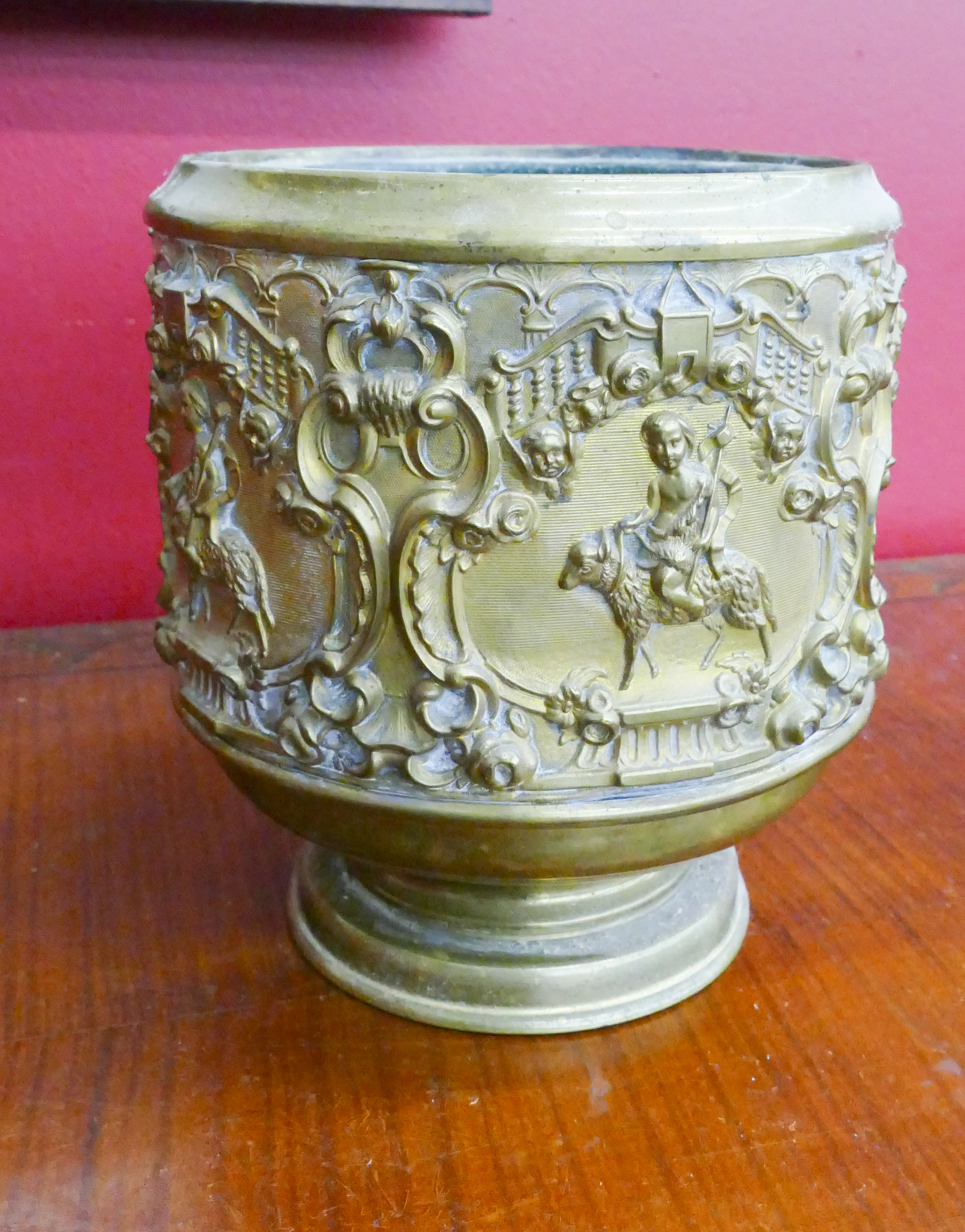 Victorian Decorated Brass cache 2afa42