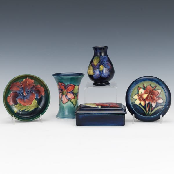 GROUP OF FIVE MOORCROFT CERAMIC