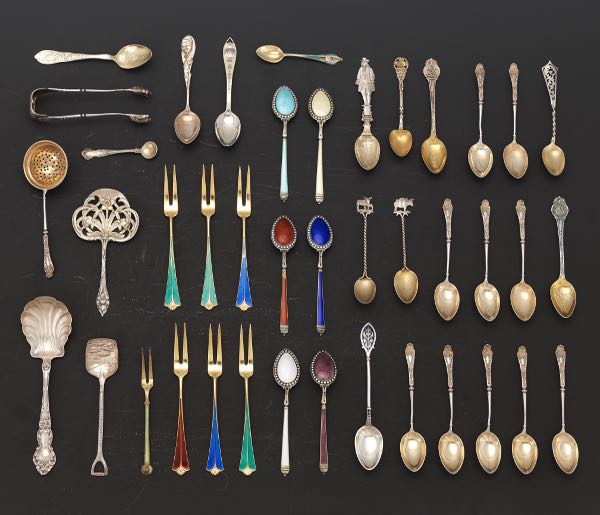 GROUP OF ASSORTED SPOONS AND FORKS 2b015d