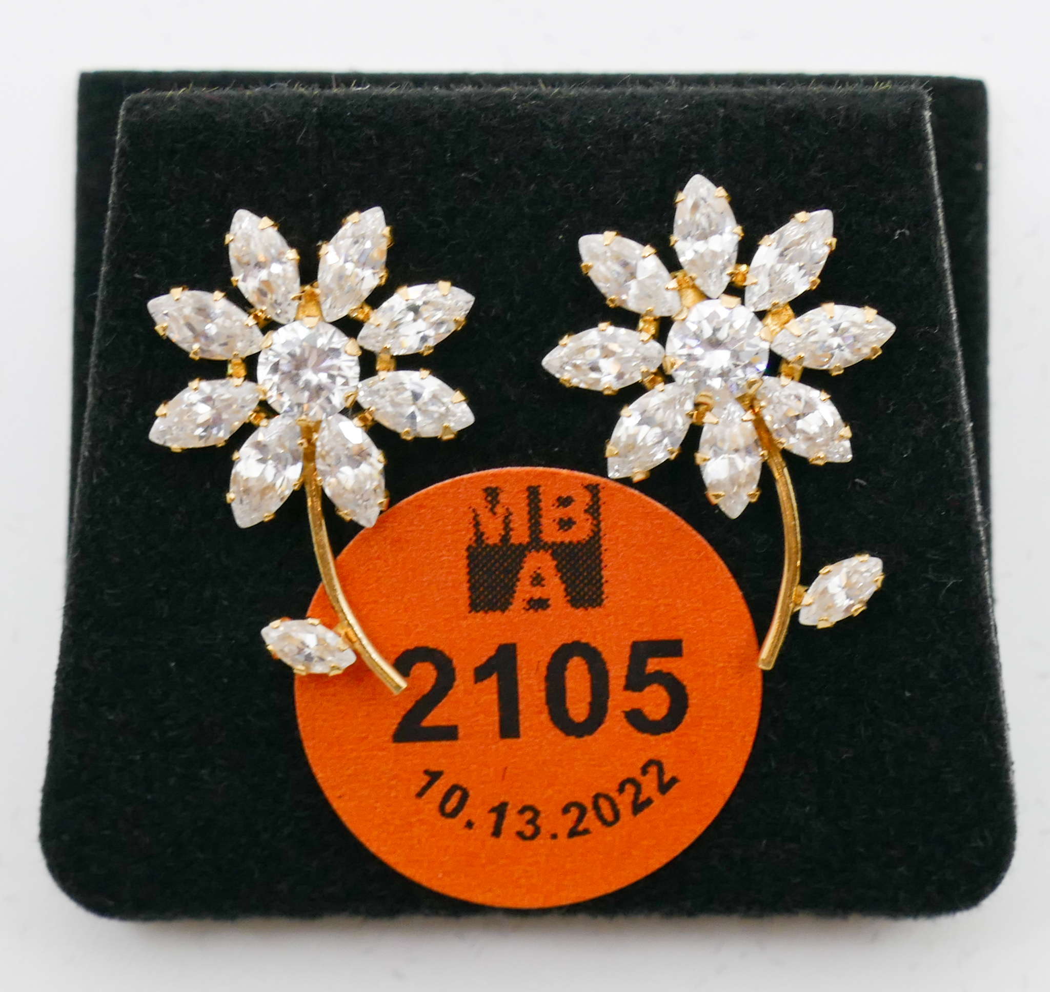 Pair 18k Synthetic Diamond Flower 2b04a5