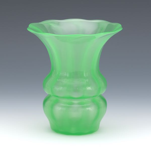 STEUBEN JADE GREEN VASE 6 x 5 2b065f