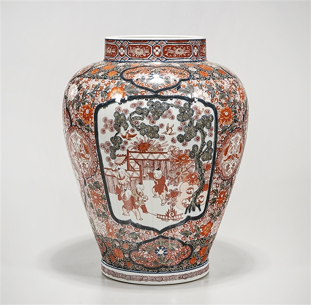 Japanese-style porcelain vase; depicting