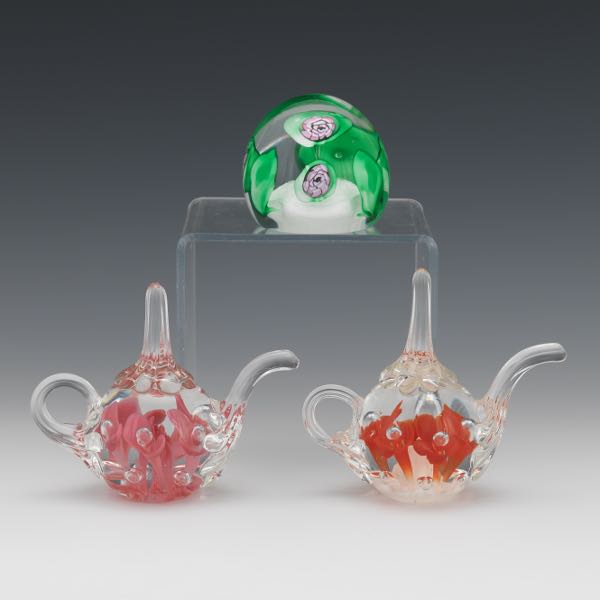 THREE GLASS PAPERWEIGHTS Two Joe 2ae2f8