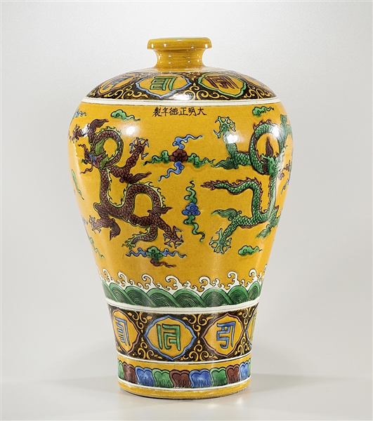 Chinese Ming-style porcelain vase; of