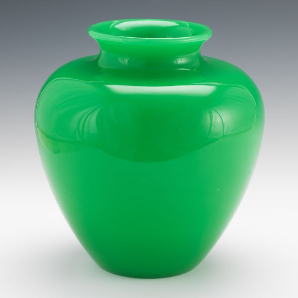 STEUBEN JADE GREEN GLASS VASE 10  2ae978