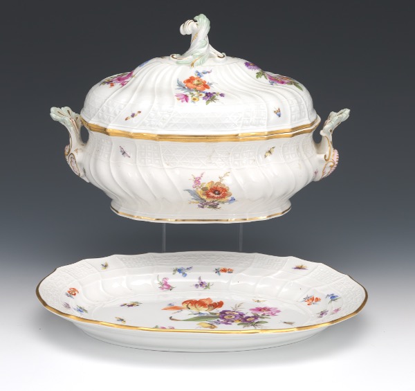 MEISSEN LIDDED TUREEN WITHE UNDERPLATE 2ae9ac