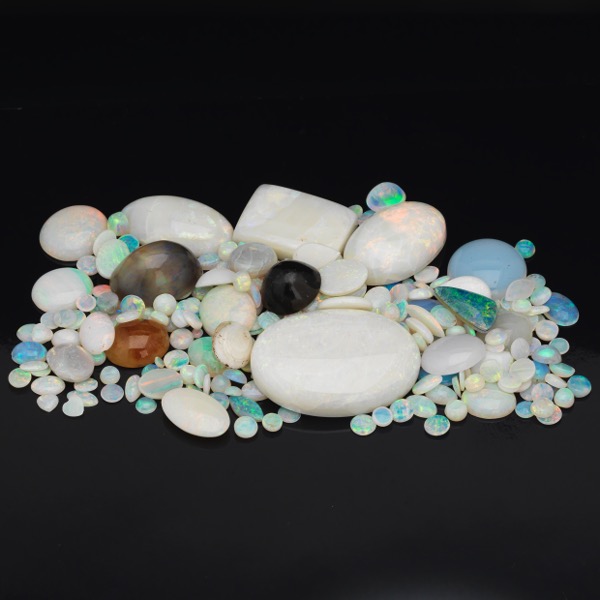 A COLLECTION OF UNMOUNTED OPALS,
