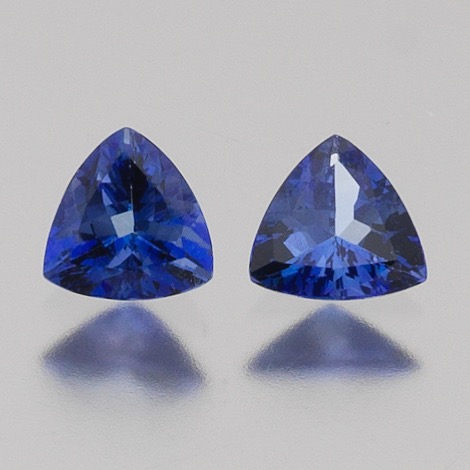 A PAIR OF UNMOUNTED TANZANITES  2aed9a