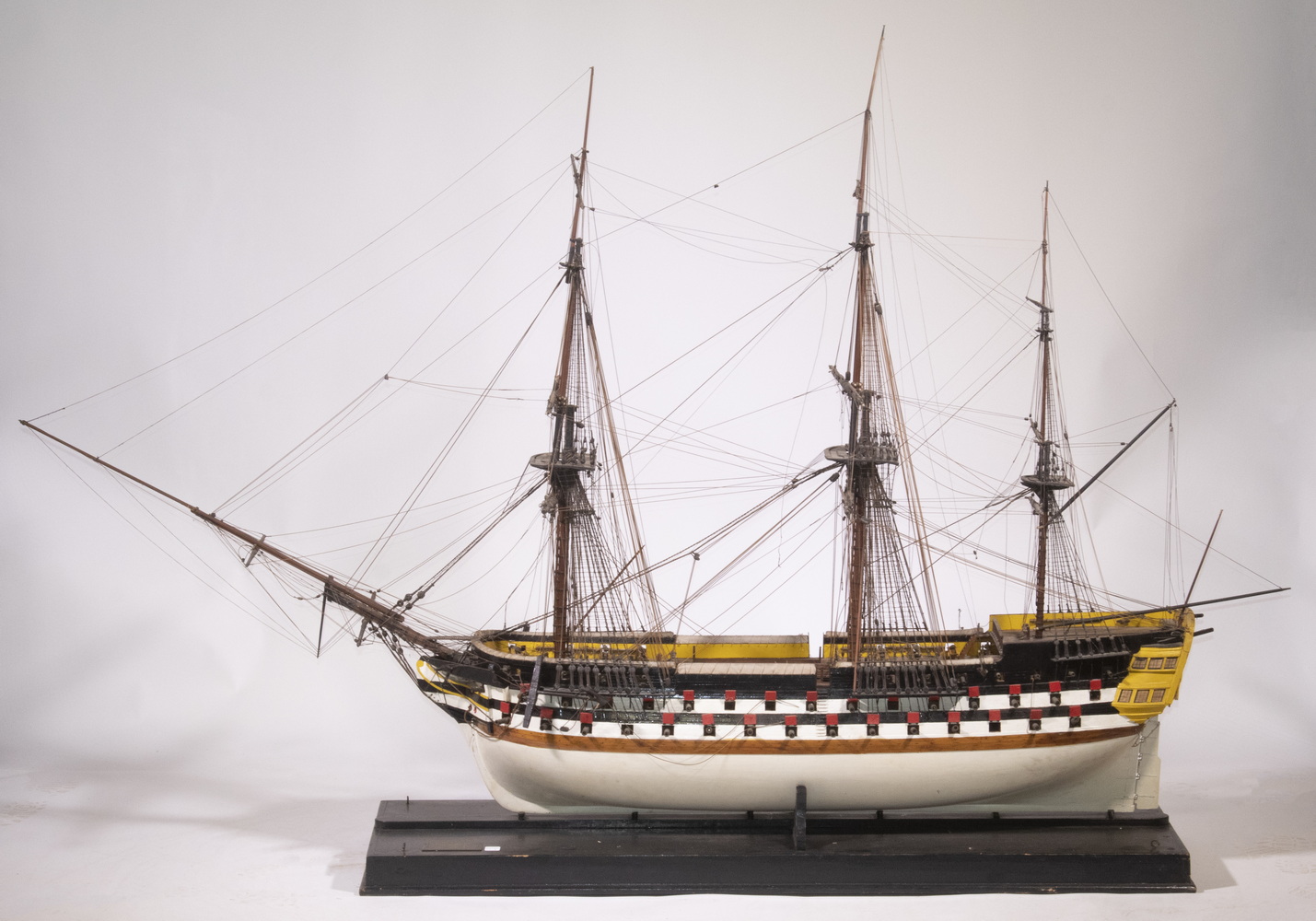 LARGE MODEL OF BRITISH MAN O WAR  2b1aaf