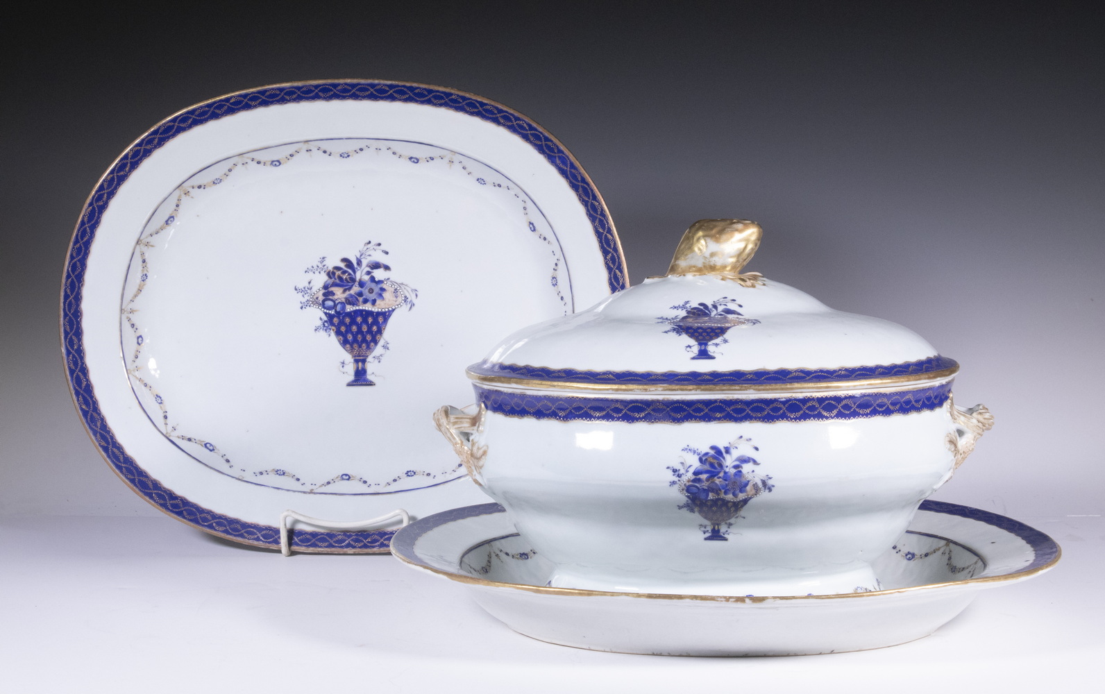 CHINESE EXPORT PORCELAIN TUREEN,