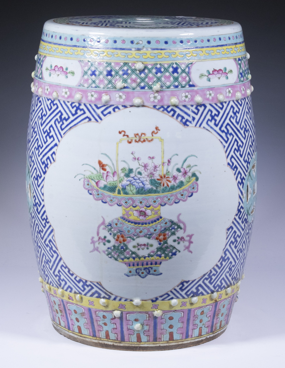 CHINESE PORCELAIN GARDEN SEAT Famille