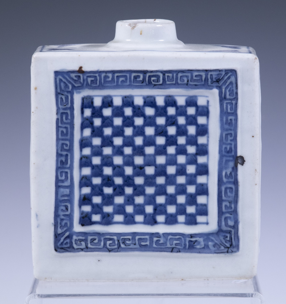 CHINESE PORCELAIN TEA CADDY 18th