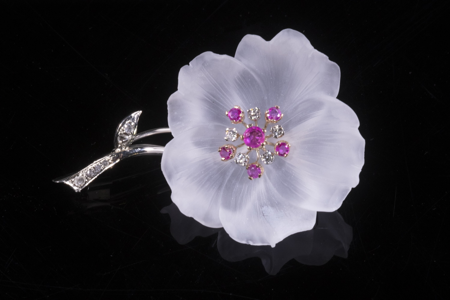 VINTAGE BROOCH Floral form brooch with