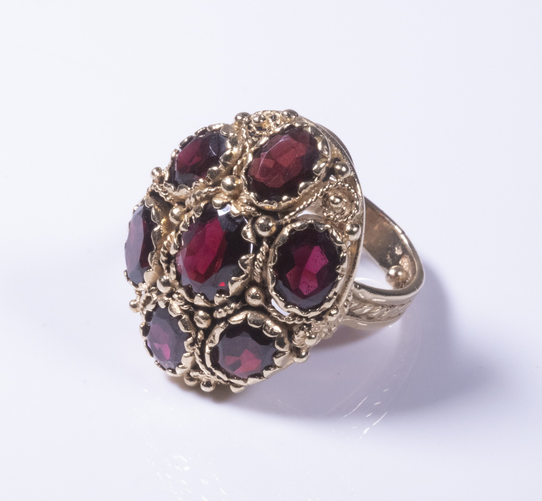 LADIES 14K GOLD AND GARNET DINNER 2b1c71