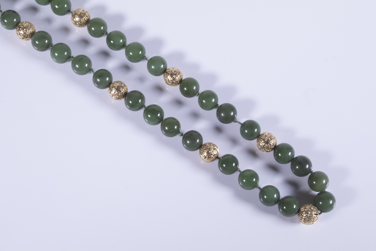 14K GOLD AND JADE BEAD NECKLACE 2b1c7d