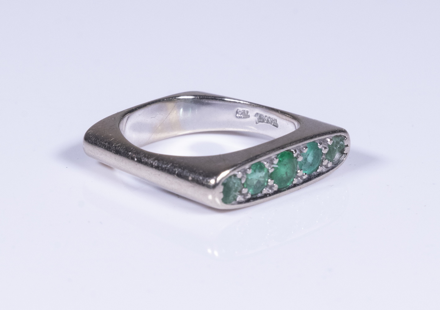 LADYS 18K GOLD & EMERALD RING 18K White