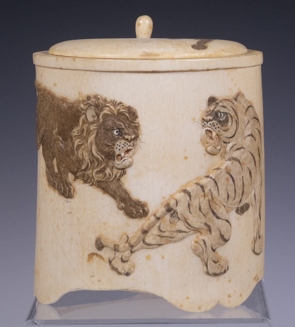 19TH C JAPANESE BOX WITH TIGERS 2b1f37