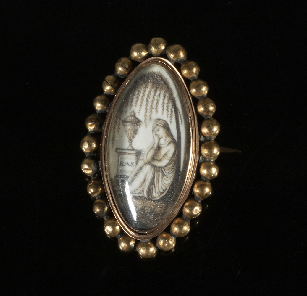 MEMORIAL BROOCH 9K Gold Mounted 2b2050