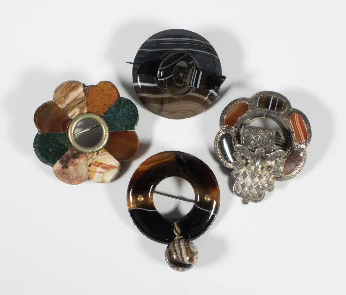 (4) SCOTTISH AGATE BROOCHES All