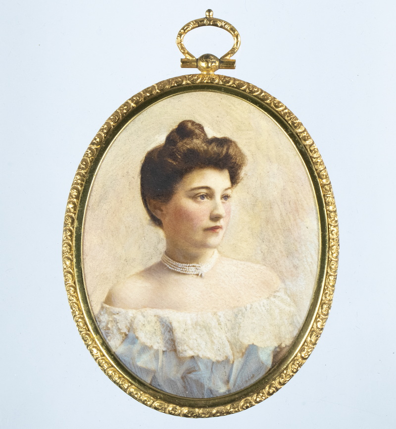 GILDED AGE OVAL PORTRAIT OF WOMAN 2b26d5