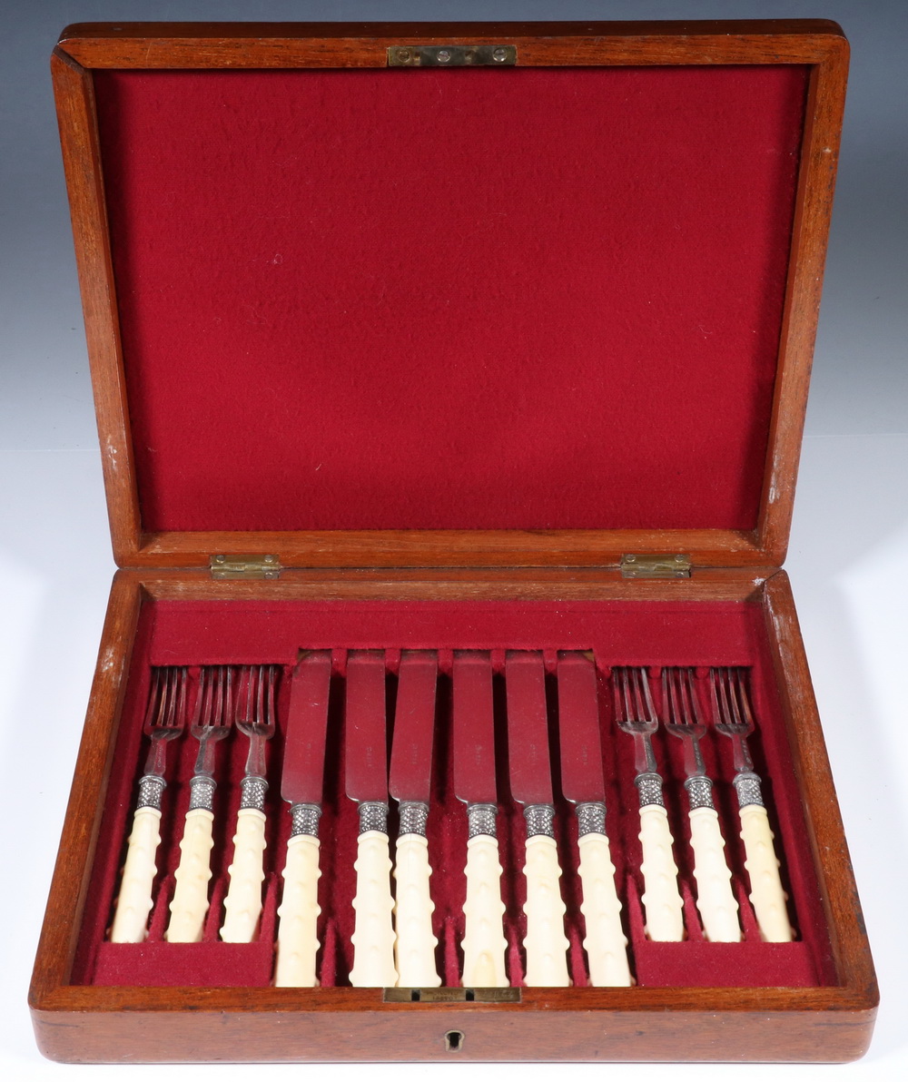 CASED ENGLISH SILVER PLATE CUTLERY 2b2894