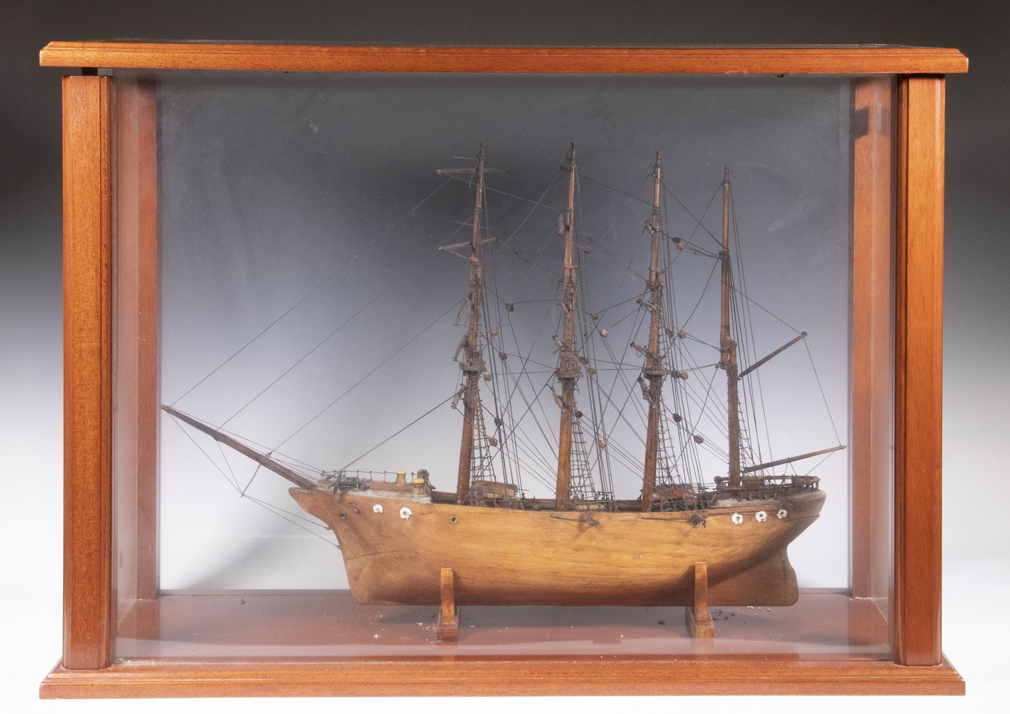 CASED SHIP MODEL Naive Handcrafted