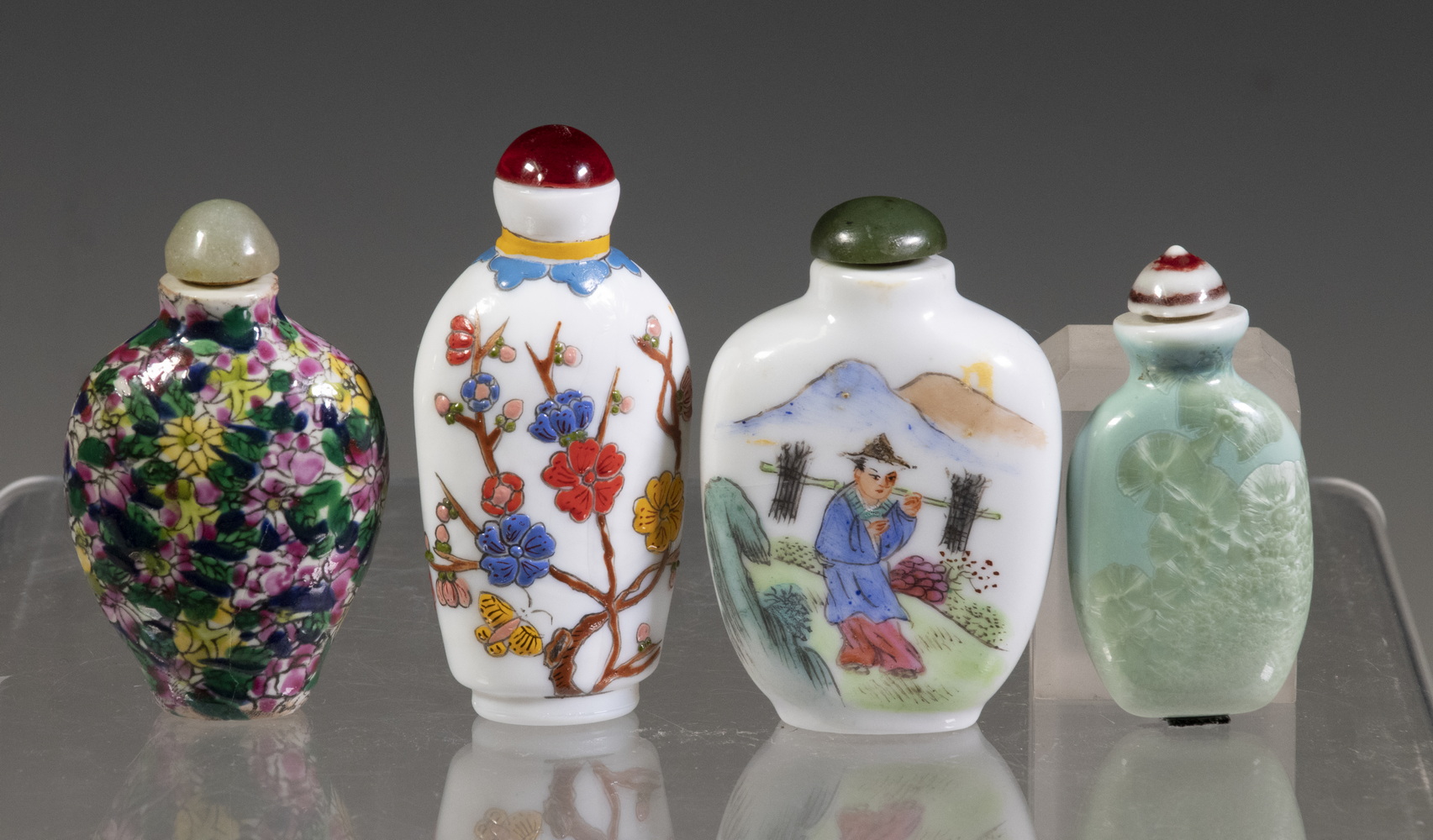  4 CHINESE SNUFF BOTTLES Including  2b2dc8