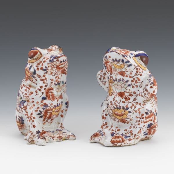 TWO JAPANESE PORCELAIN FROGS CONTEMPLATION 2b0cdd