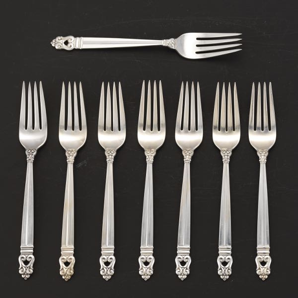 EIGHT INTERNATIONAL STERLING FORKS  2b10bb