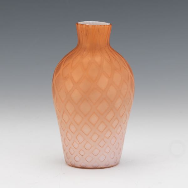 QUILTED SATIN GLASS VASE 5 x 3  2b10e8