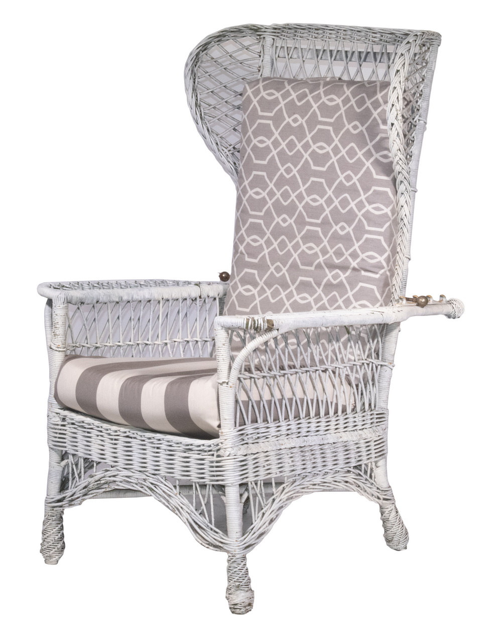 WHITE HIGHBACK WICKER RECLINER