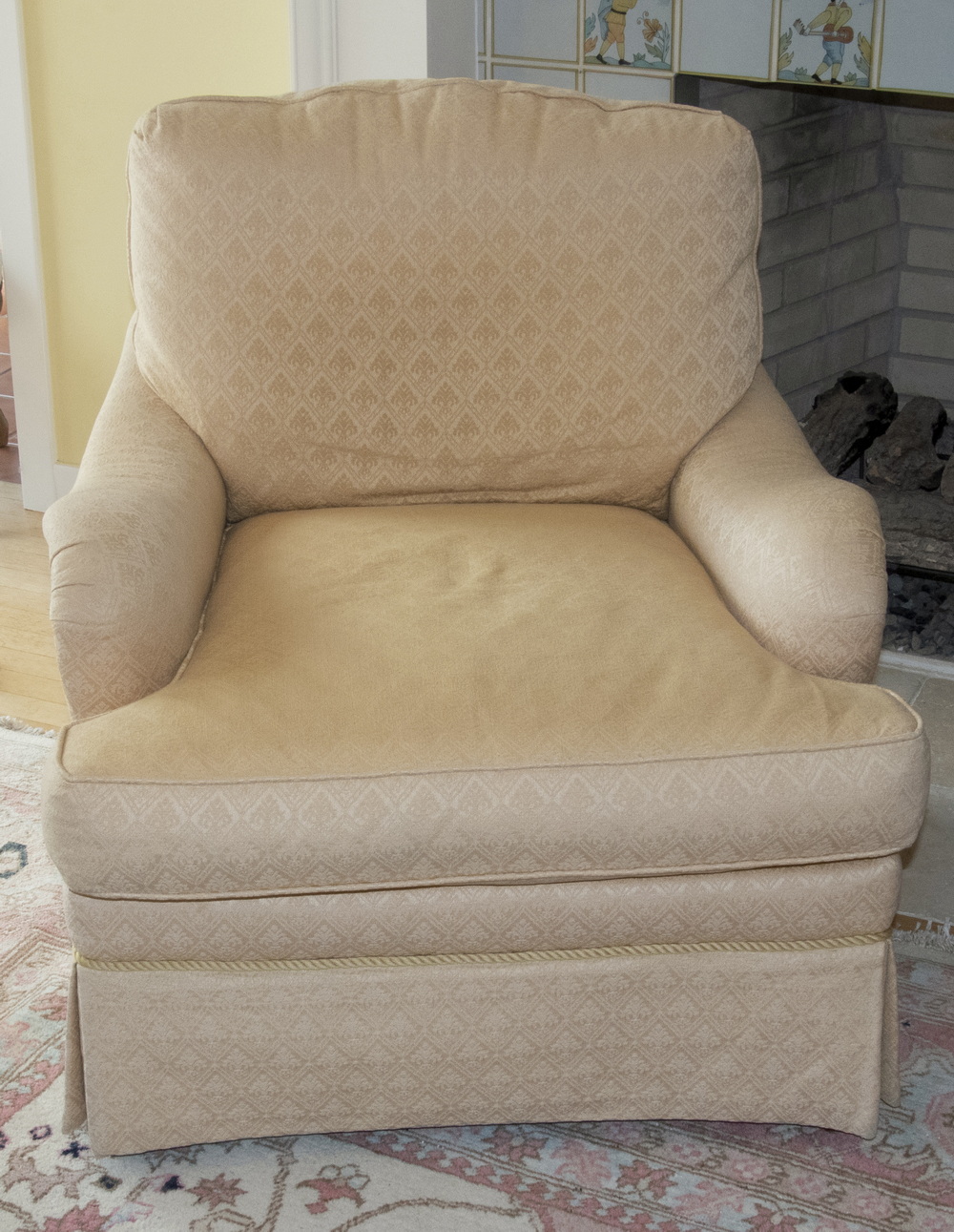 CREAM COLORED ARM CHAIR A large