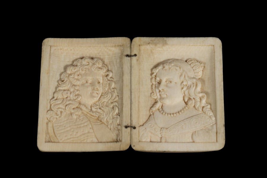 18TH C. BOOKED IVORY PORTRAITS King