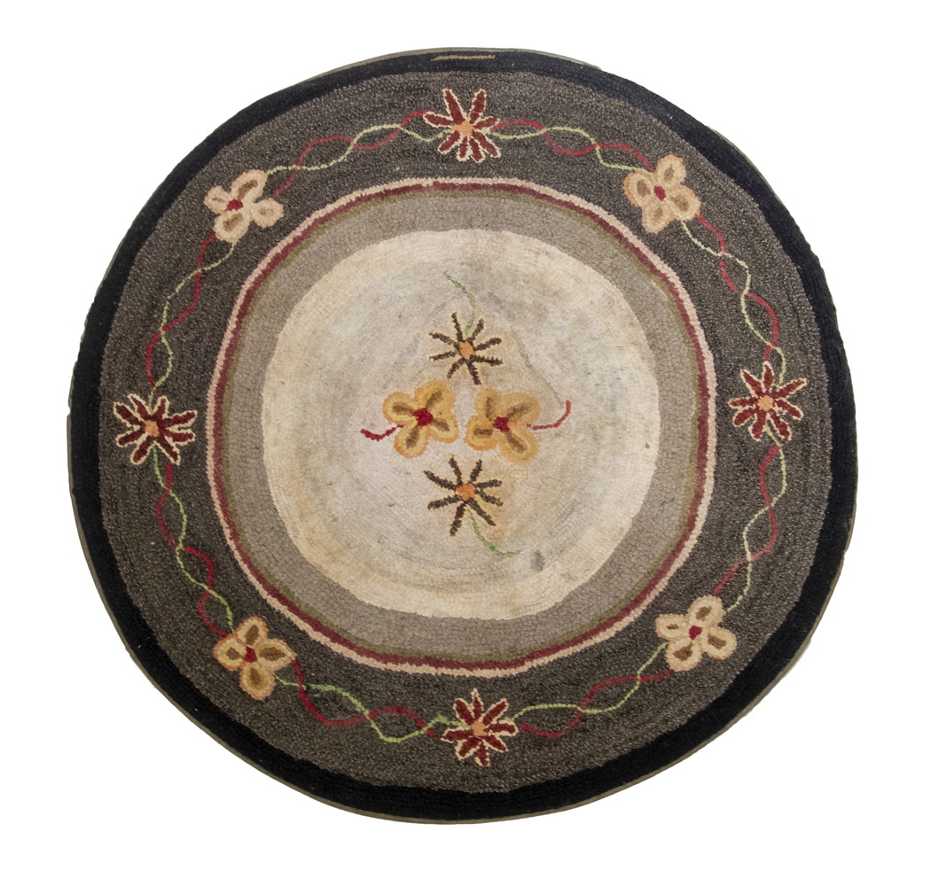 ROUND FLORAL HOOKED RUG Circa 1910 Freehand