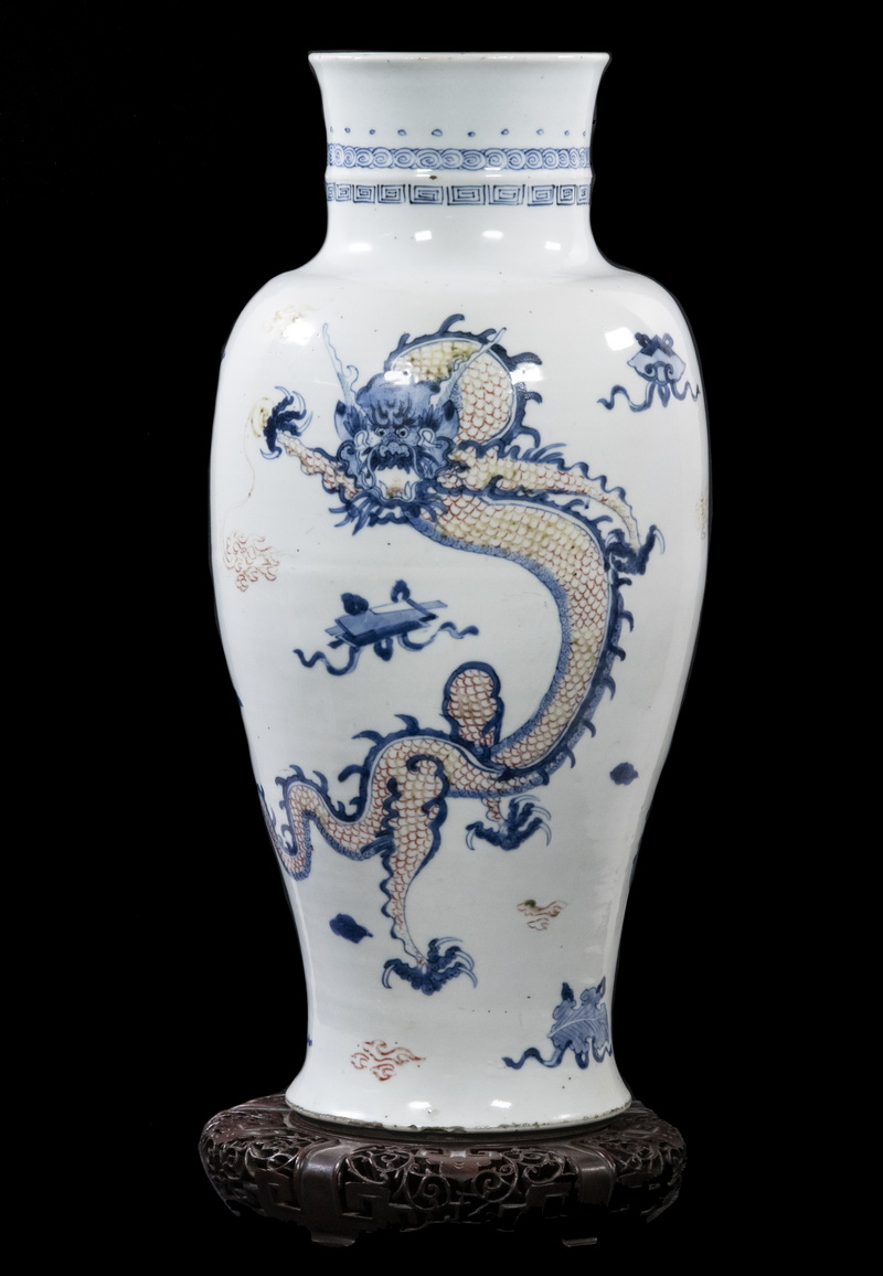 MING DYNASTY PORCELAIN VASE Circa 1600