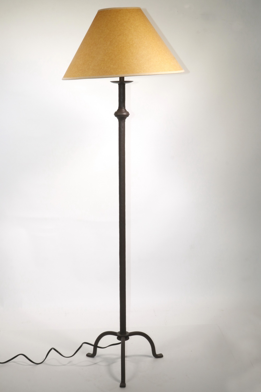 METAL FLOOR LAMP WITH PARCHMENT 2b5023