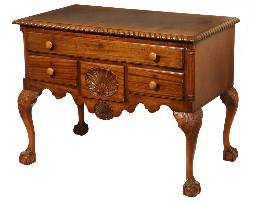 MAHOGANY LOWBOY Circa 1920 Chippendale 2b5150