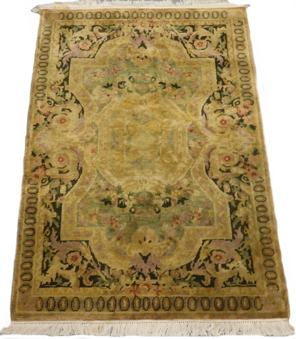 AUBUSSON STYLE RUG 4 X 5 10  2b5178