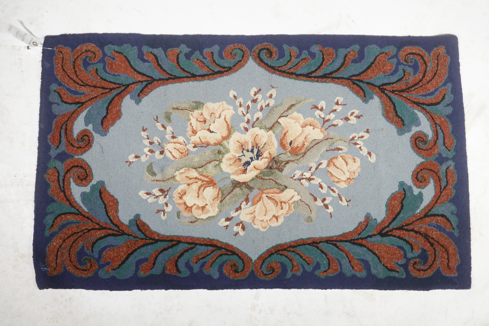 EARLY 20TH C FLORAL HOOKED RUG 2b2fdf