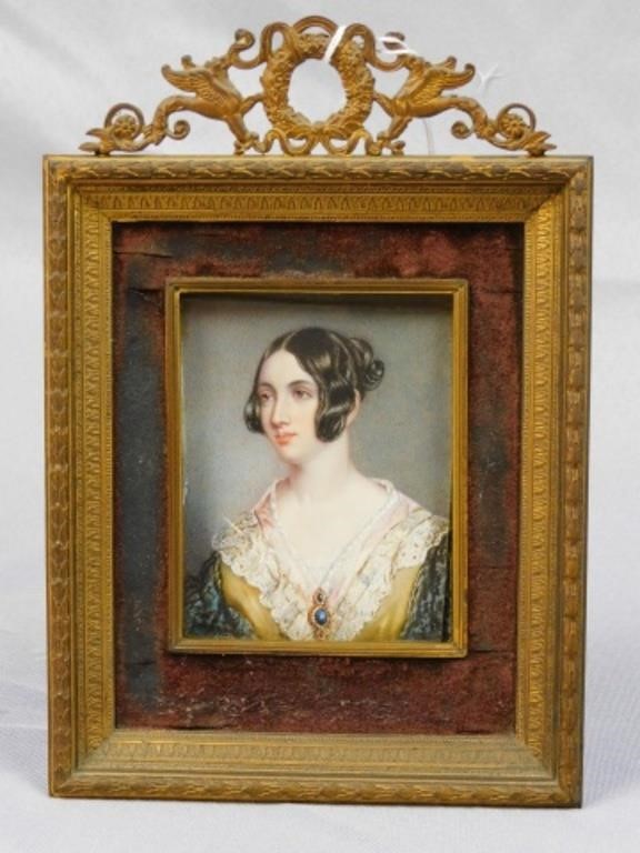 MINIATURE PORTRAIT OF AN ELEGANTLY 2b30ba