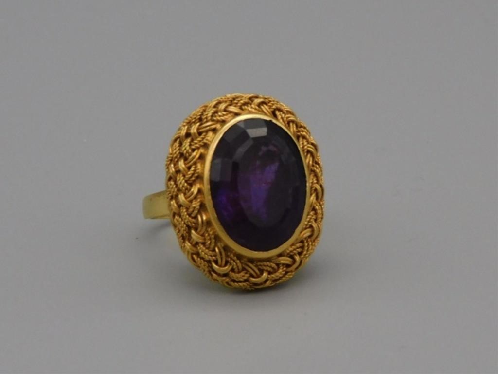 18KT GOLD LADY'S RING, BASKET WEAVE