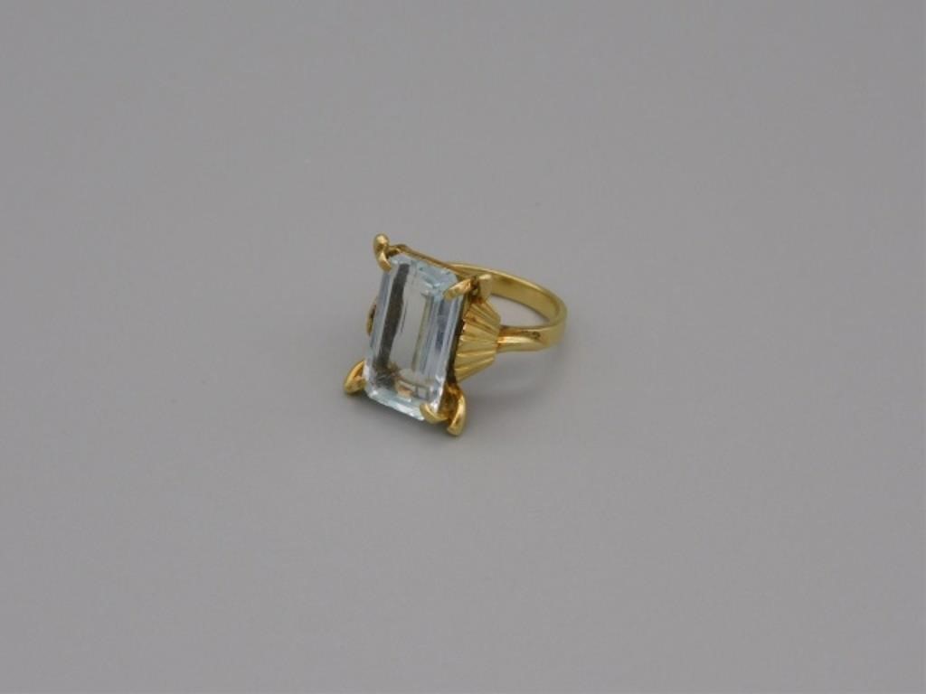 18KT YELLOW GOLD LADY'S RING, SET