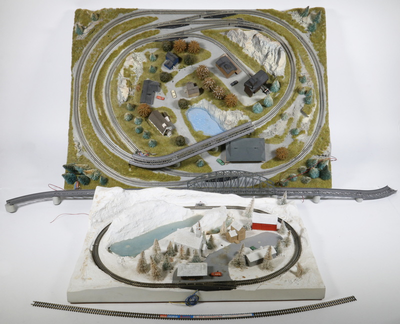 (2) MODEL TRAIN TRACK LAYOUTS Lot