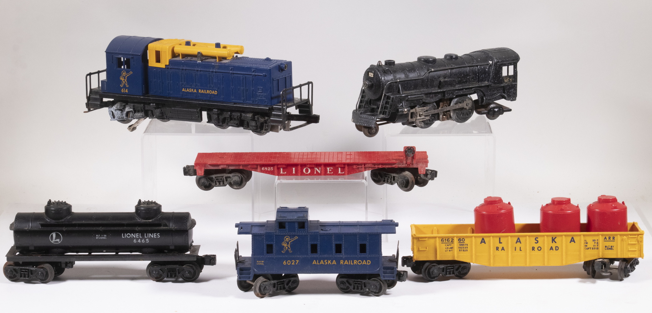 VINTAGE O-GAUGE MODEL TRAIN CARS