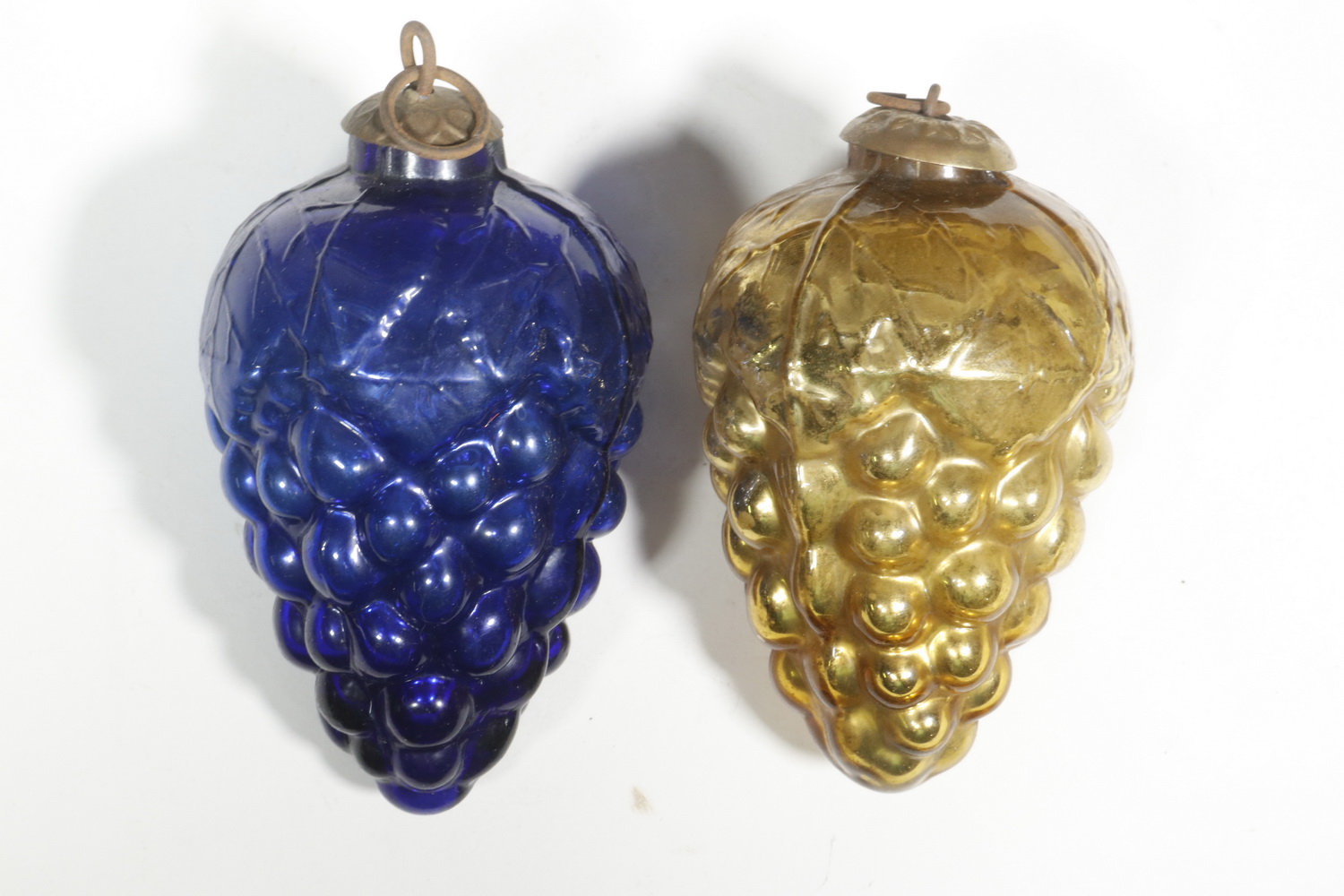  2 BLOWN GLASS HOLIDAY ORNAMENTS 2b3857