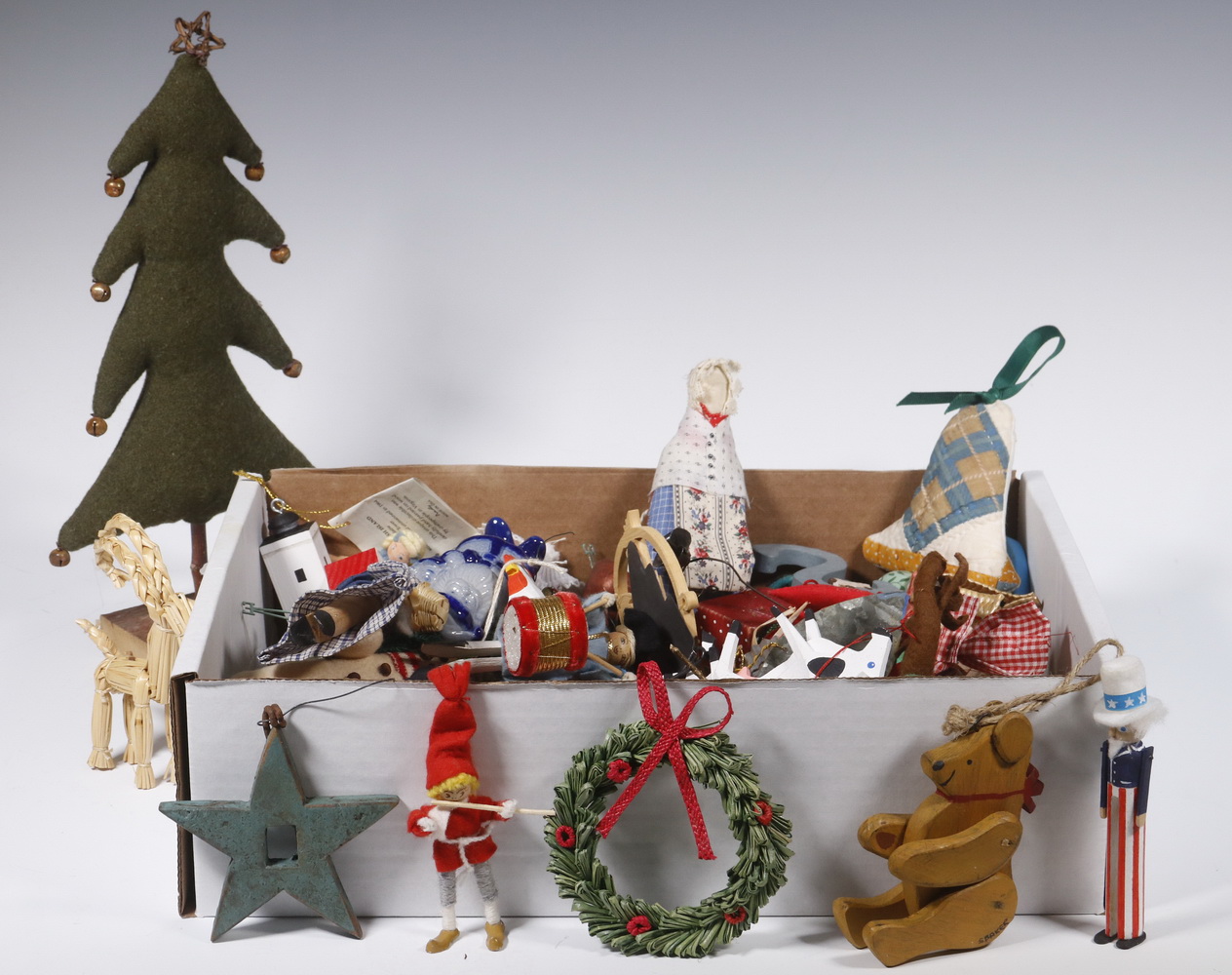 COLLECTION OF CHRISTMAS DECORATIONS