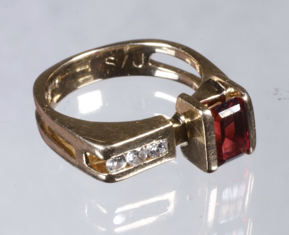 14K GOLD, DIAMOND & GARNET RING